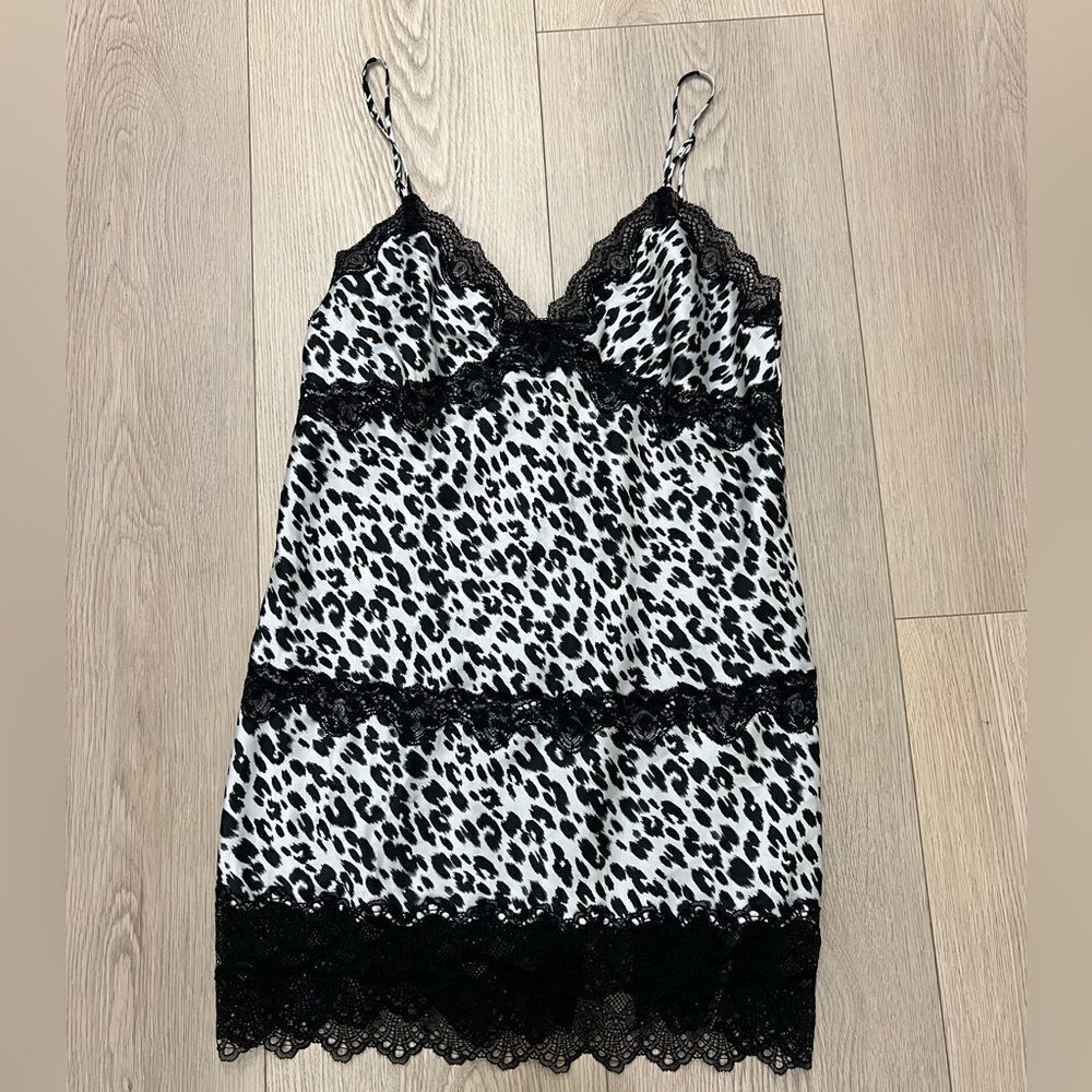 Victoria’s Secret sleepwear cheetah black and white lace size large women’s